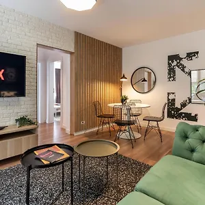  Apartment Downtown Retreat: Spacious 2-br By Unirii Square